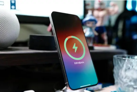玉溪苹果15换屏服务分享用什么充电器给iPhone15充电更好 